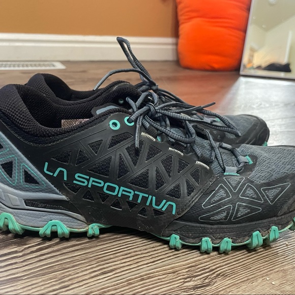 Like new Women's Sportiva Bushido size 9 trail runner - Picture 4 of 5